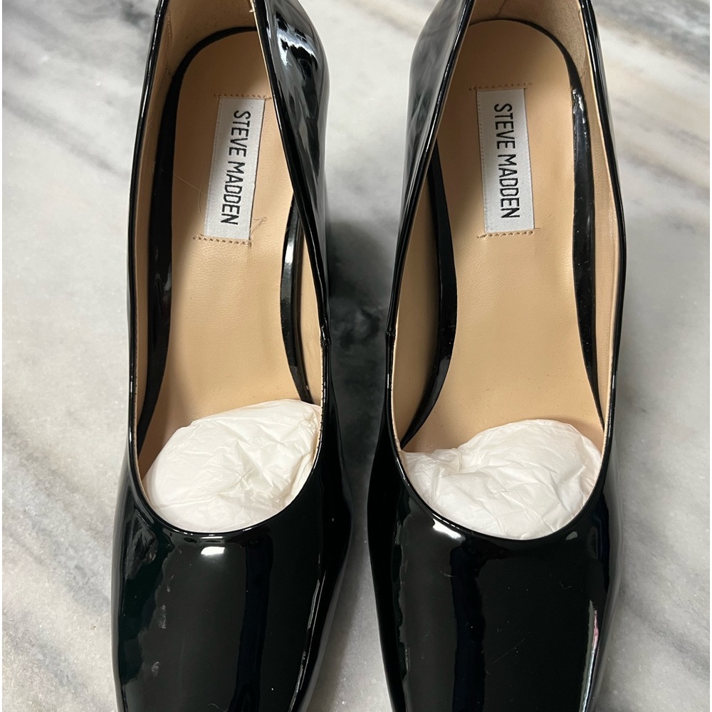Gorgeous brand new Steve Madden Black Patent Heels/Pumps size 8 Med